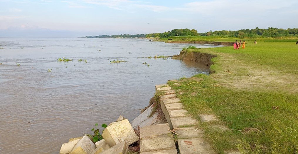 বন্যা ও ভাঙন আতঙ্ক রাজবাড়ীতে পদ্মা তীরবর্তী এলাকায়